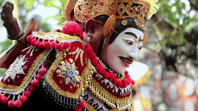 在印尼巴厘岛的寺庙里表演古文传统舞蹈视频下载