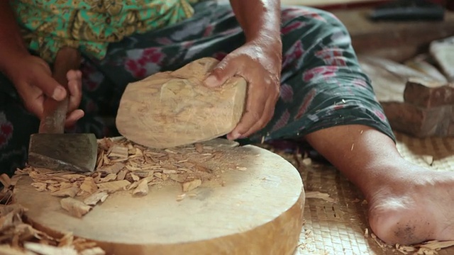 CU Man制作木制面具/ Mas，巴厘岛/吉安雅/乌布，印度尼西亚视频素材
