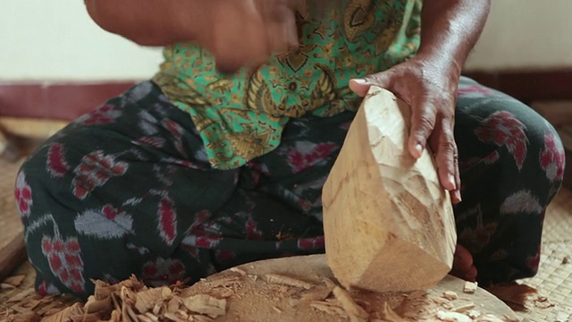 CU Man制作木制面具/ Mas，巴厘岛/吉安雅/乌布，印度尼西亚视频素材