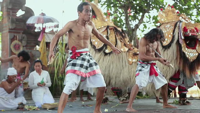 MS Men典型的表演传统舞蹈在寺庙(巴龙舞蹈)音频/巴厘岛，印度尼西亚视频下载