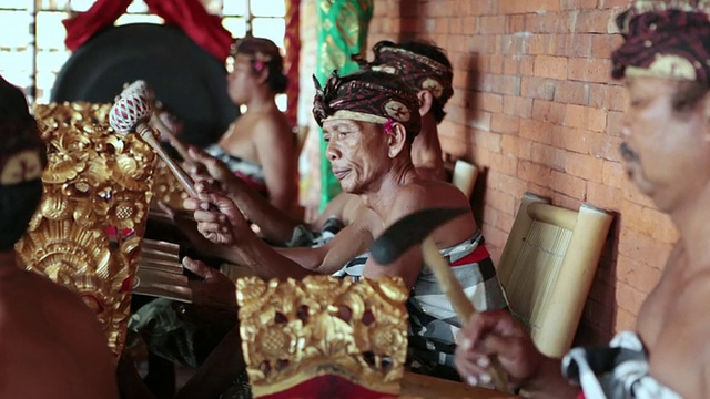 印度尼西亚巴厘岛，男子播放瘦长音频的照片视频下载