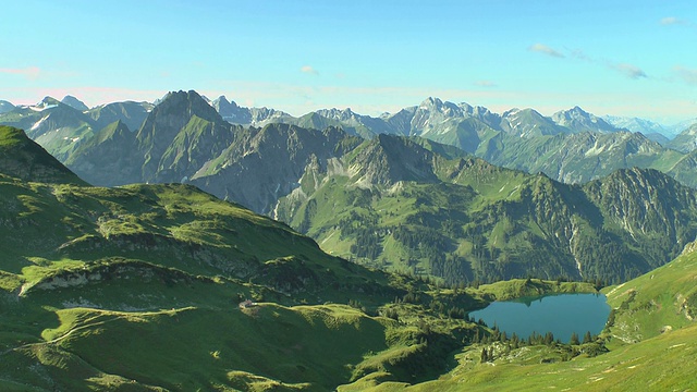 在德国巴伐利亚州的奥高阿尔卑斯/奥伯斯多夫，尼伯霍恩山的Seealpsee湖的WS视图视频素材