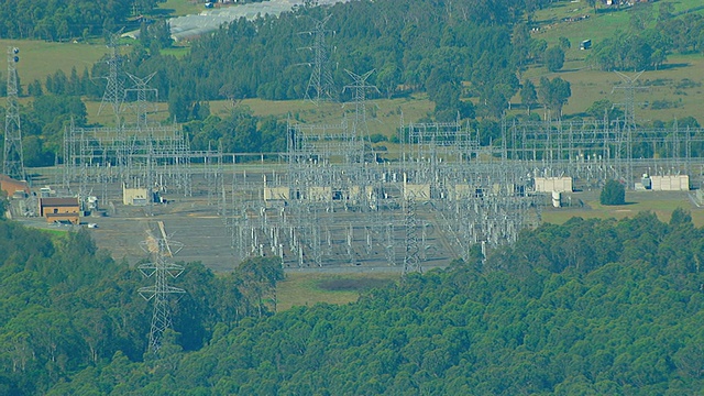 澳大利亚新南威尔士州悉尼小镇附近的小发电站的电线杆鸟瞰图视频下载