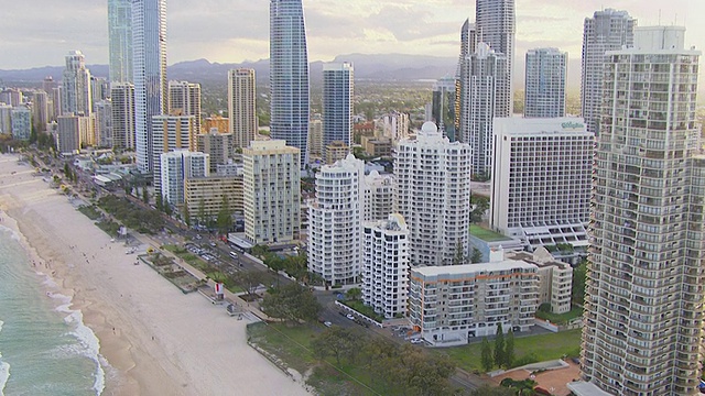 摩天大楼和海滩鸟瞰图/布里斯班，维多利亚，澳大利亚视频下载