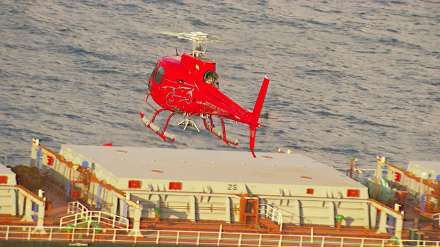 直升机降落在煤炭货船上/昆士兰，澳大利亚视频素材