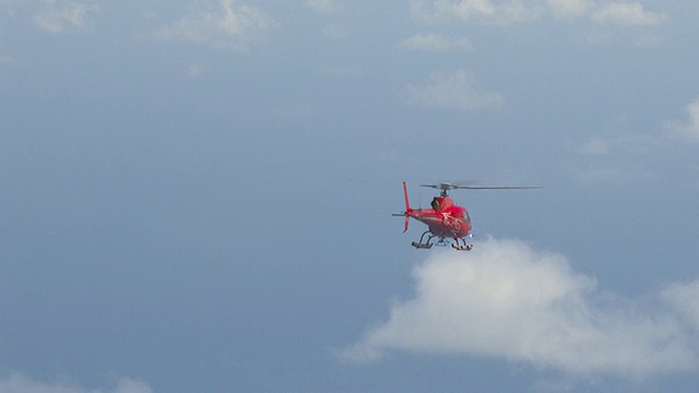 WS AERIAL TS ZI视图的直升机在云/昆士兰，澳大利亚视频下载