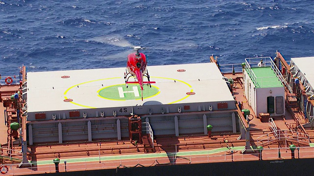 直升机在澳大利亚昆士兰的船上降落的MS鸟瞰图视频素材