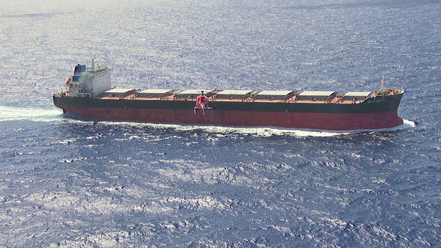 MS AERIAL ZI视图直升机降落在船上/昆士兰，澳大利亚视频素材