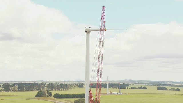 图为澳大利亚维多利亚州墨尔本风力发电场正在建造风车的工人视频素材
