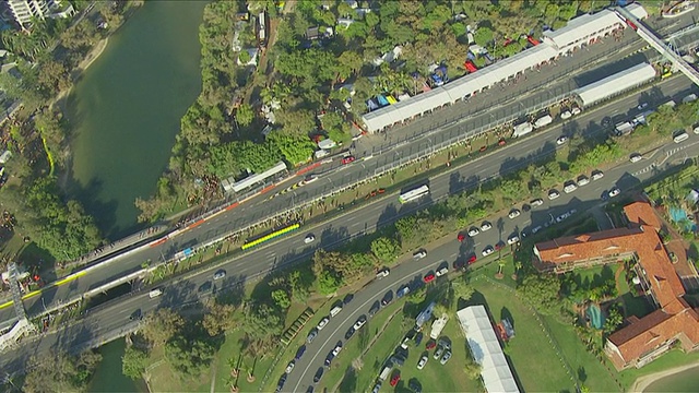 MS航拍TS视图的城市汽车比赛附近的海岸/北领地，澳大利亚视频下载