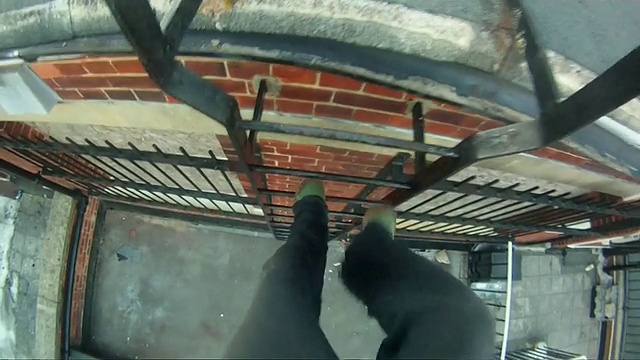 一个年轻人在城市的屋顶上爬梯子。-模型发布-高清视频下载