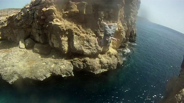 马尔他的一个年轻人从悬崖上跳下来做后空翻。-模型发布-高清视频下载