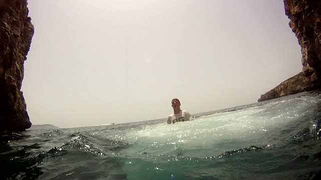 一个年轻人在马耳他跳下悬崖的视频。-慢动作-模型发布-高清视频下载