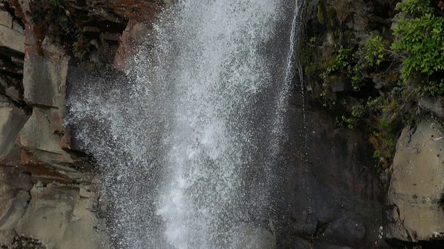 慢镜头:塔拉纳基瀑布步道，鲁阿佩胡山视频素材