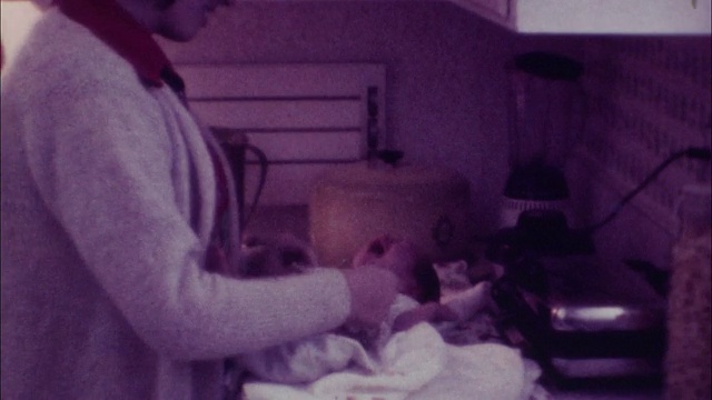年轻妈妈换宝宝- 70年代的8毫米胶卷视频素材
