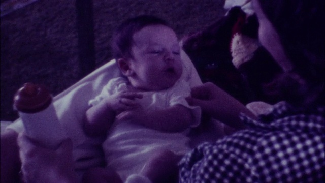 母亲喂养婴儿- 70年代的8毫米胶卷视频素材