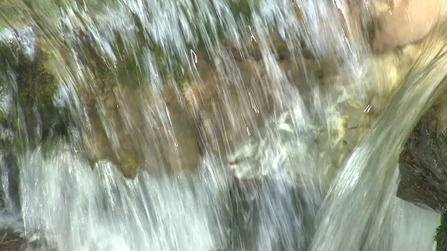 位于德国巴伐利亚的阿尔高阿尔卑斯山/奥伯斯多夫的山间小溪的流水视频素材