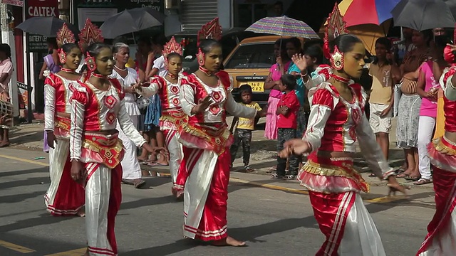 在斯里兰卡南部的Hikkaduwa AUDIO / Hikkaduwa的佛教Perahera节上，身着传统服饰的女孩在游行视频下载