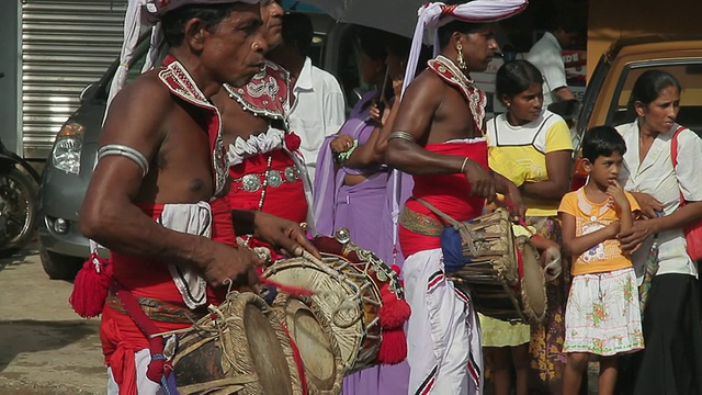 在斯里兰卡南部的Hikkaduwa AUDIO / Hikkaduwa的佛教Perahera节上，身穿传统服装的鼓手们在游行视频下载