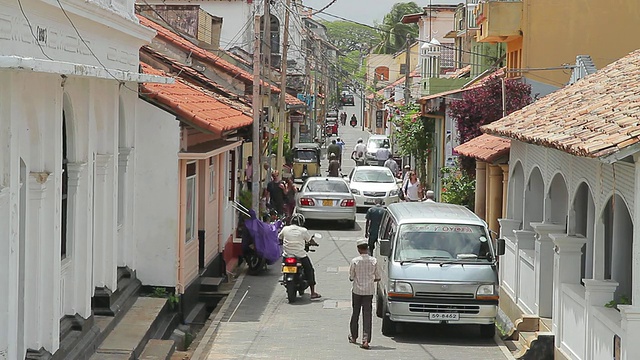 人们在风景如画的街道上漫步，加勒堡/加勒，斯里兰卡南部省视频素材