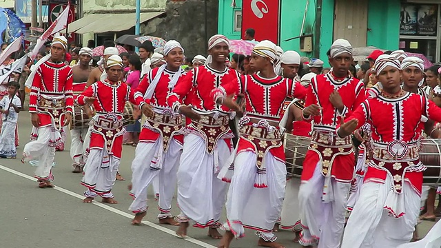 MS View of Traditional dancers taking part in Seenigama annual Perahera parade AUDIO / Sinigama, Southern Province，斯里兰卡视频下载