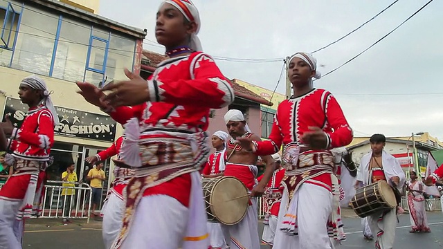 在斯里兰卡南部省的佛教游行队伍中，鼓手和传统舞者游行视频下载