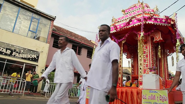 在斯里兰卡南部省的佛教游行队伍中，潘女士的花车载着圣物游行视频下载
