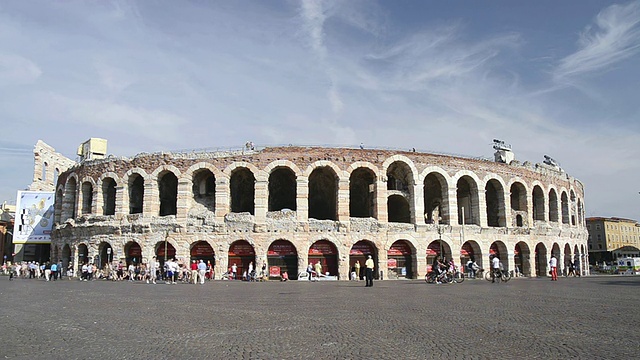 意大利威尼托维罗纳广场，游客在维罗纳竞技场前漫步视频下载