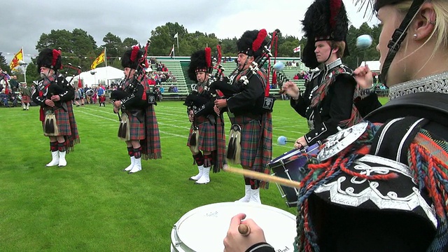 MS风笛乐队在braemar皇家高地游戏/ braemar，阿伯丁郡，苏格兰表演视频下载