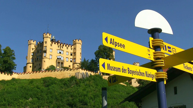图为德国巴伐利亚州富森附近的霍恩施万高城堡前的指示牌视频下载
