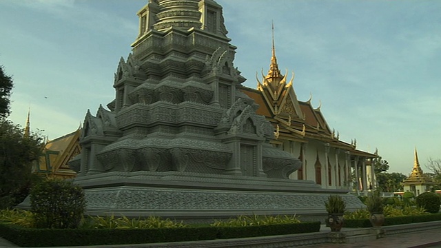 图左示柬埔寨金边诺罗敦王宫国王塔视频下载