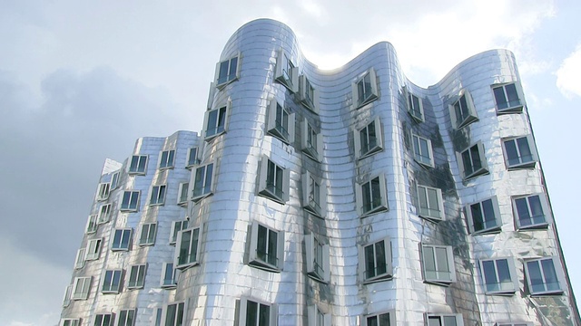 MS拍摄于德国北莱茵威斯特伐利亚州，莱茵/杜塞尔多夫，Medienhafen的Frank O. Gehry建筑视频下载