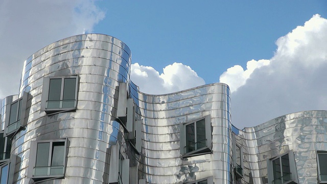 拍摄于德国北莱茵威斯特伐利亚，莱茵/杜塞尔多夫，Medienhafen的Frank O. Gehry建筑视频下载