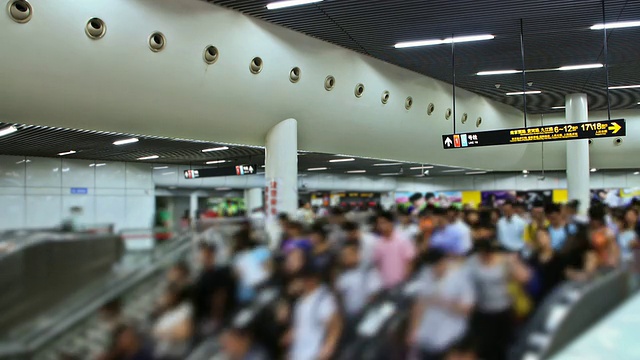 繁忙的中国地铁站视频素材