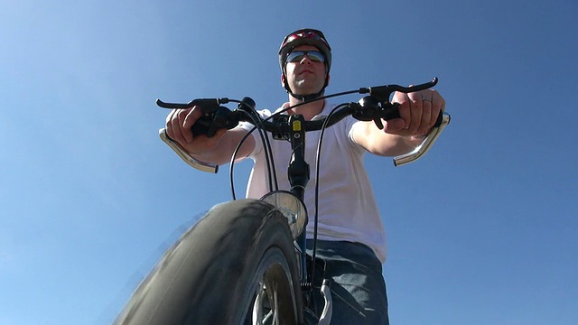 MS自行车手戴着自行车头盔骑车的照片/ Merzig，萨尔，德国视频下载