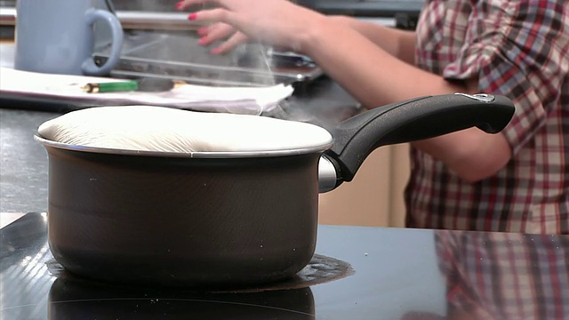 牛奶在平底锅中沸腾，并迅速移开。视频下载