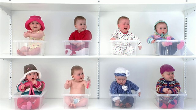 8个穿着不同服装的婴儿在架子上。视频下载
