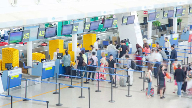 旅客在机场登记大厅的拥挤时间流逝视频下载