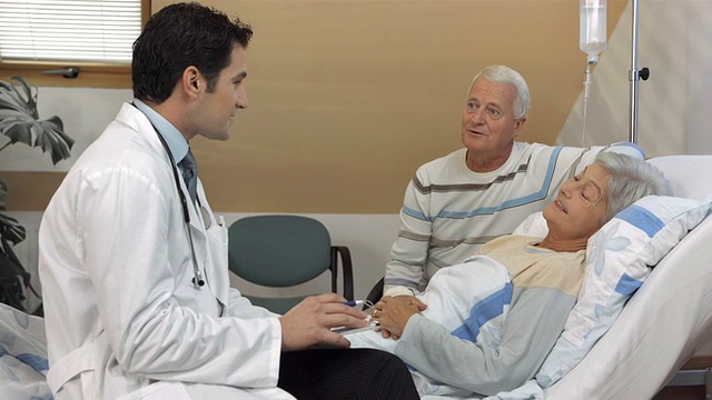 HD DOLLY:医生与病人交谈视频素材