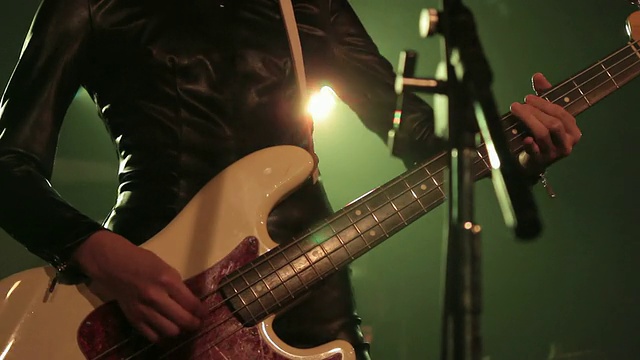 舞台上的贝斯吉他手。视频素材