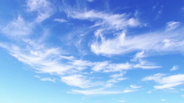 蓝色天空中的白色卷层云视频素材