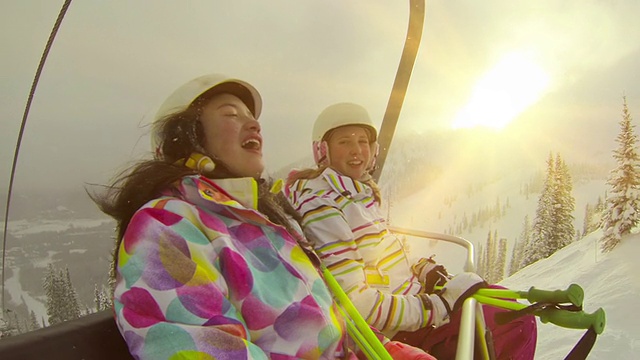 两个小女孩在滑雪山上坐缆车视频下载