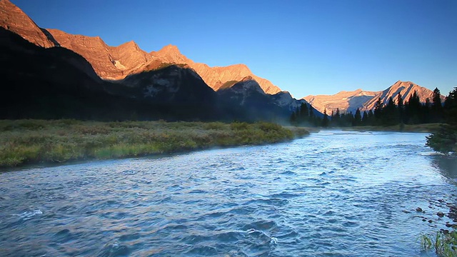 雾蒙蒙的山脉河流在加拿大落基山脉和高山辉光视频素材