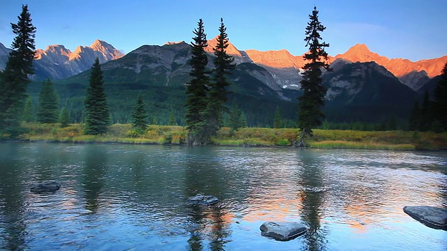 雾蒙蒙的山脉河流在加拿大落基山脉和高山辉光视频素材