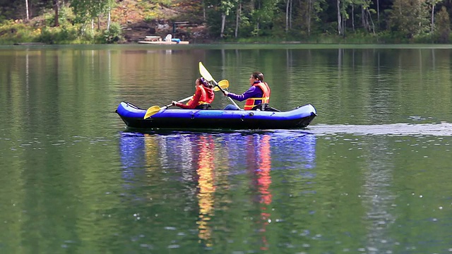 女孩们在湖中划独木舟视频素材