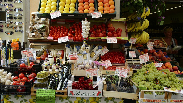 意大利伦巴第的加尔达湖，水果与典型产品的商店视频下载
