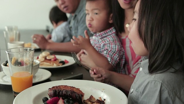 屠女士:中国一家人一起吃饭的照片/美国加州洛杉矶视频下载