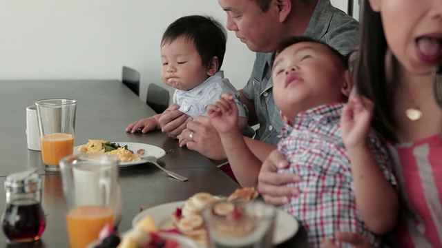 屠女士:中国一家人一起吃饭的照片/美国加州洛杉矶视频下载