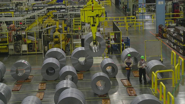 在美国印第安纳州普林斯顿的一家汽车装配厂仓库中，工人使用遥控起重机移动钢卷视频下载