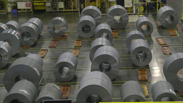 美国印第安纳州普林斯顿的一家装配厂将用于制造汽车车身的钢卷视频下载